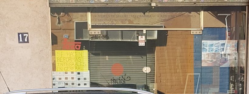 Escaparate de la tienda con los rótulos Vidres de seguretat i cambra, Mampares de bany y Reformes integrals