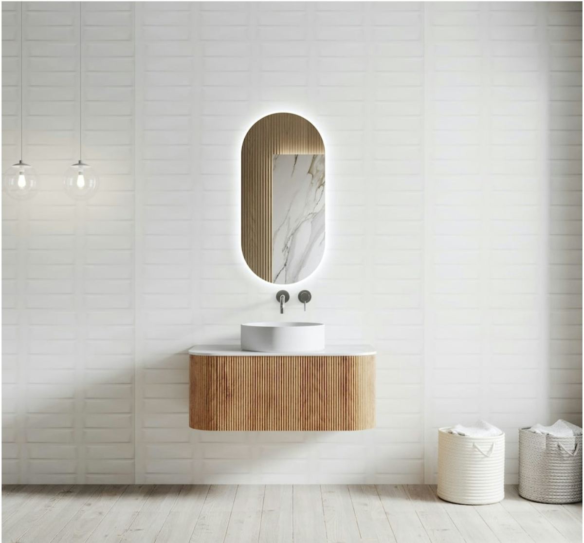 Espejo ovalado sobre un mueble de baño