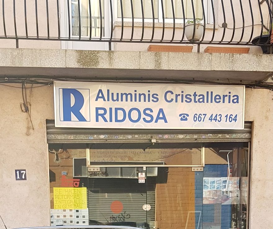 Fachada de la tienda en la calle de Prudenci, 17, con el rótulo Aluminis Cristalleria Ridosa