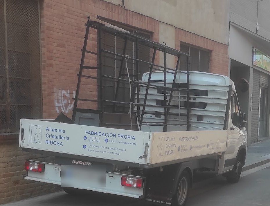 Camión de Aluminis Cristalleria Ridosa con el caballete para transportar el vidrio y el rótulo Fabricación propia