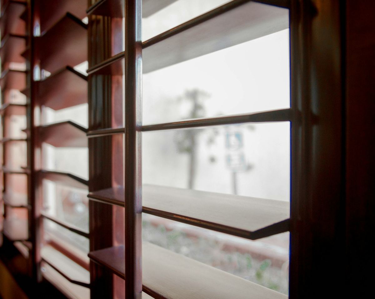 Ventana con lamas de madera, tipo mallorquina