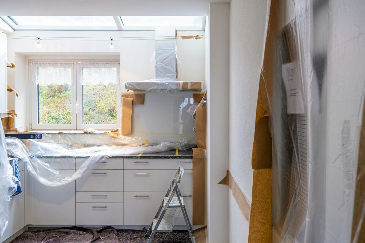 Cocina en obra con los muebles protegidos con plástico