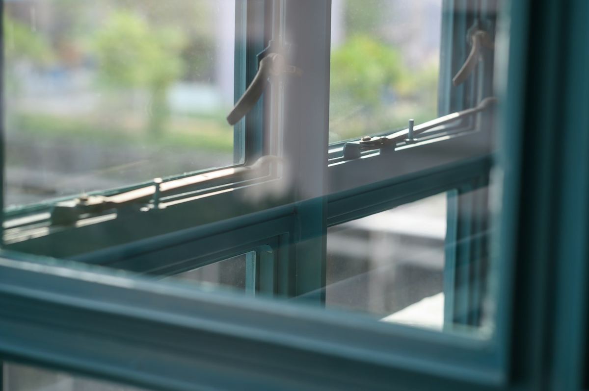 Detalle de una ventana con vidrio y marco metálico